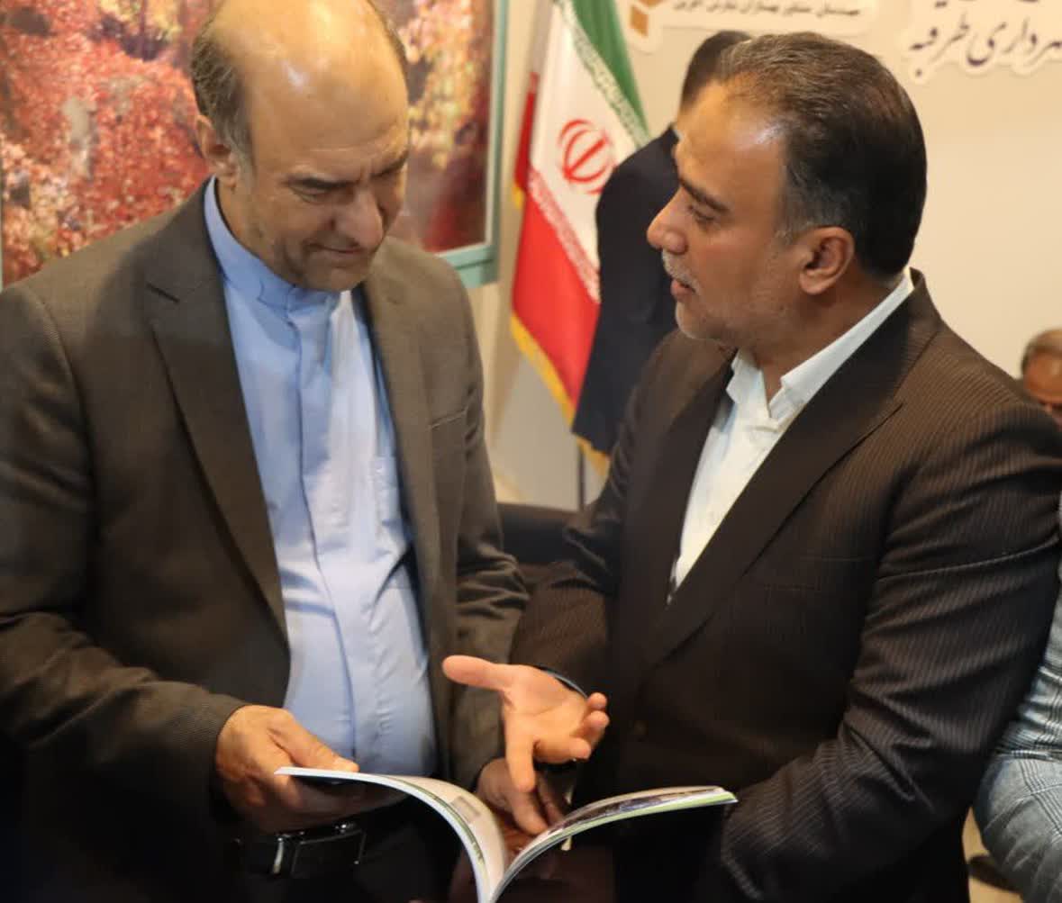 بازدید معاون هماهنگی امور عمرانی  استانداری خراسان رضوی از غرفه شهرداری طرقبه در نمایشگاه فرصت‌های سرمایه‌گذاری
