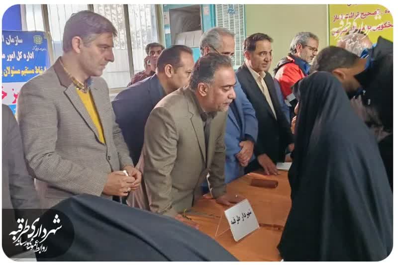 میز خدمت ادارات شهرستان طرقبه‌ شاندیز همزمان با نماز جمعه در مصلی شهر طرقبه برگزار شد.